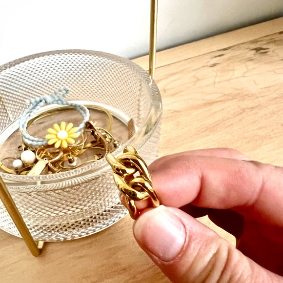 Elegant 18k Gold Ring (Waterproof) - Picture 2 of 4